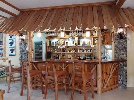 Bar, The Lalouette Inn